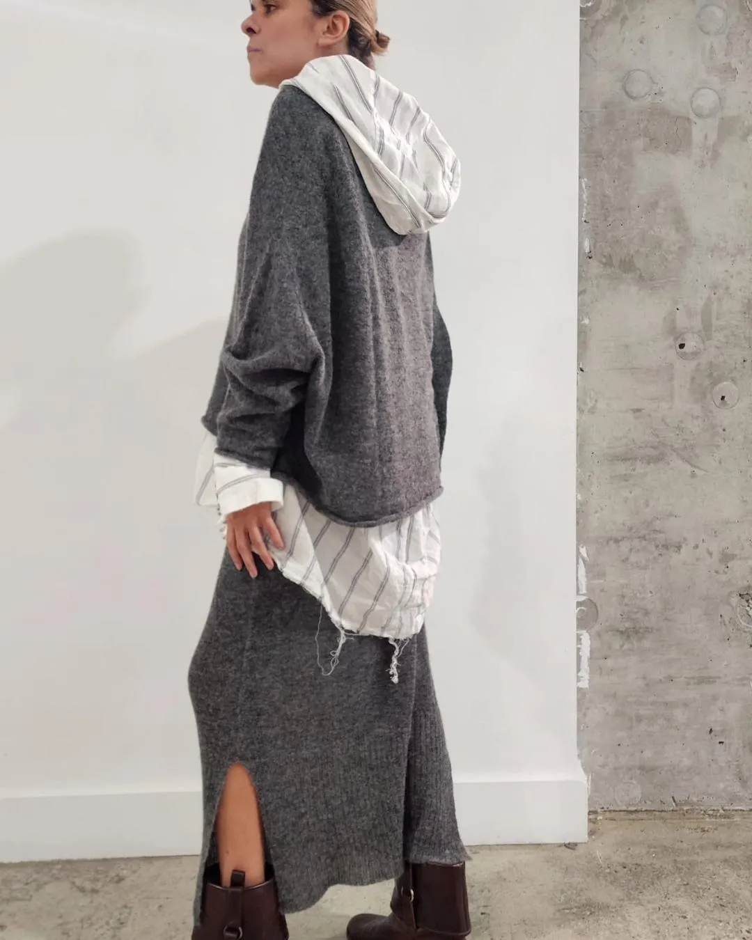 Light weight V-neck sweater (Alpaca) - Charcoal