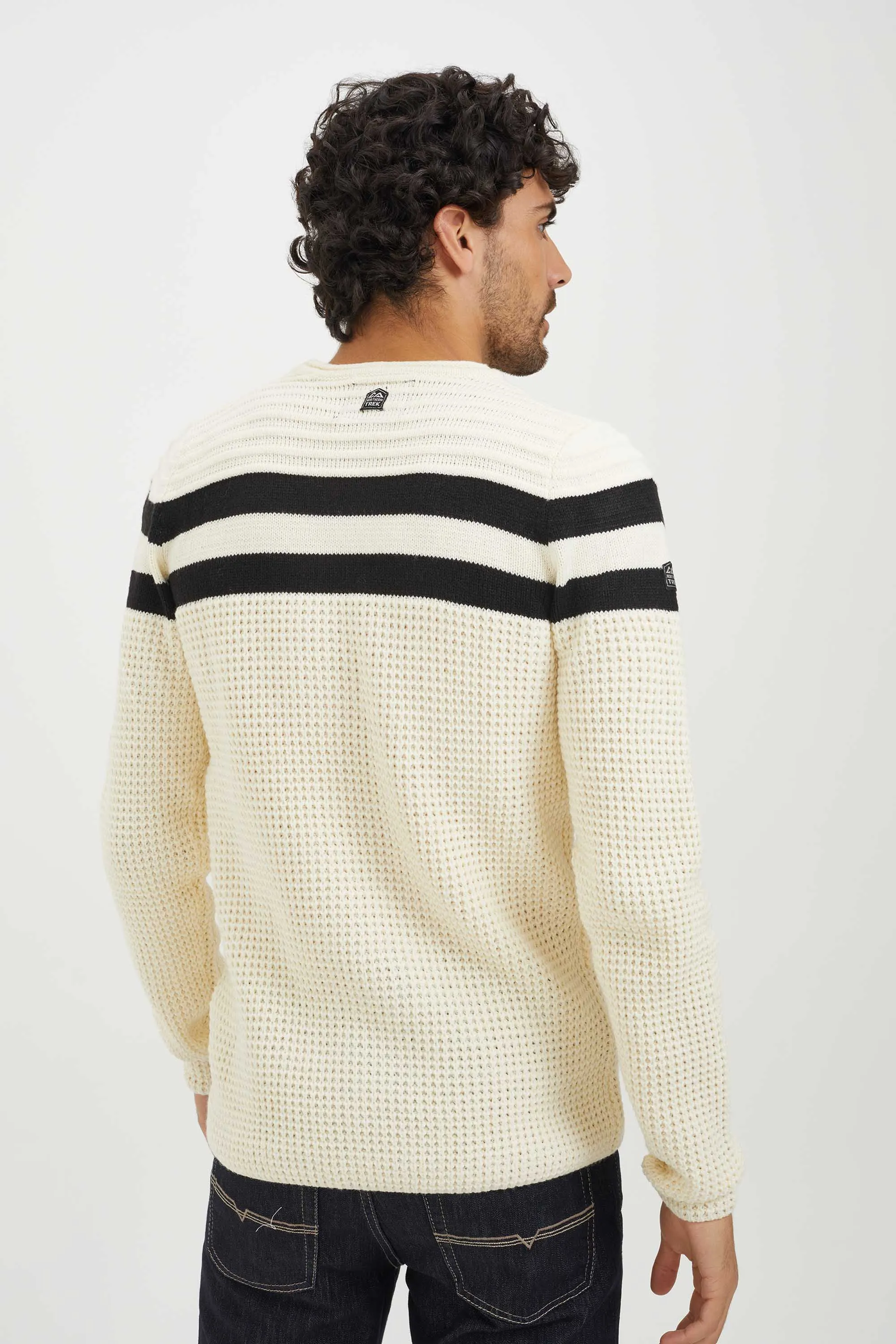 Round neck embossed knit