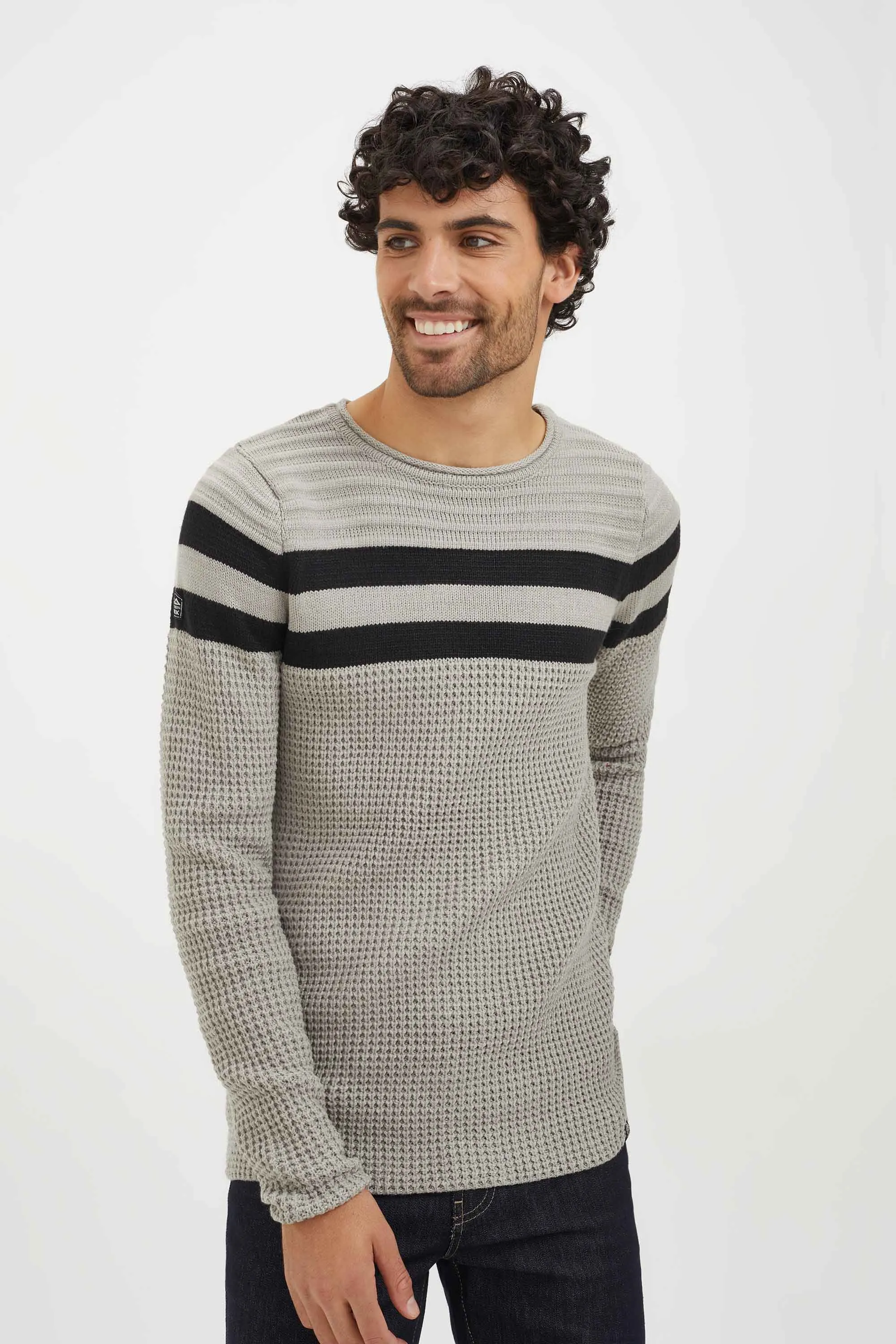 Round neck embossed knit